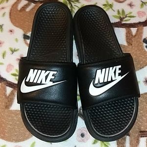 Nike Bennasi slides